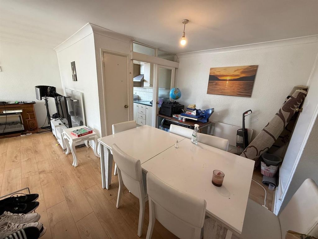 Property photo 3 of 8 2A.Jpg