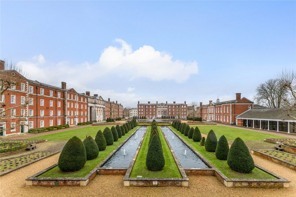 Property photo 1 of 9 Peninsula Square