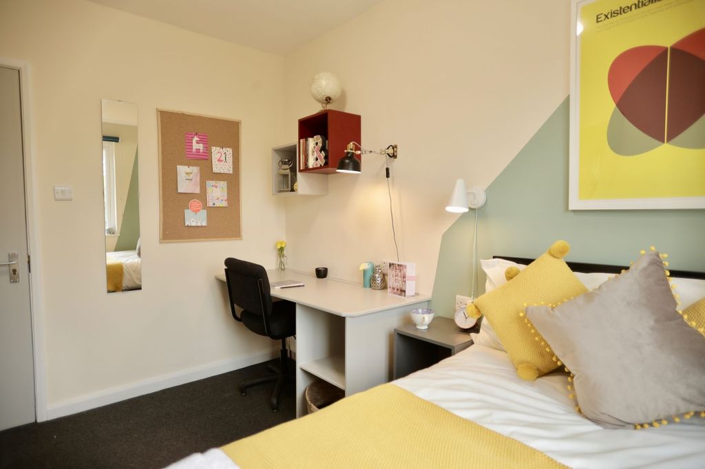 Property photo 2 of 6 This Inviting Double Bedroom Features A Cozy Ambia...