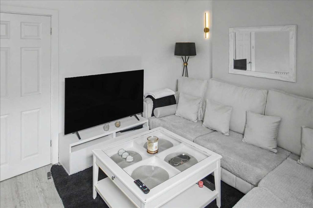 Property photo 2 of 12 Lounge