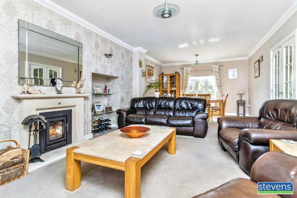 Property photo 2 of 16 Living Room1