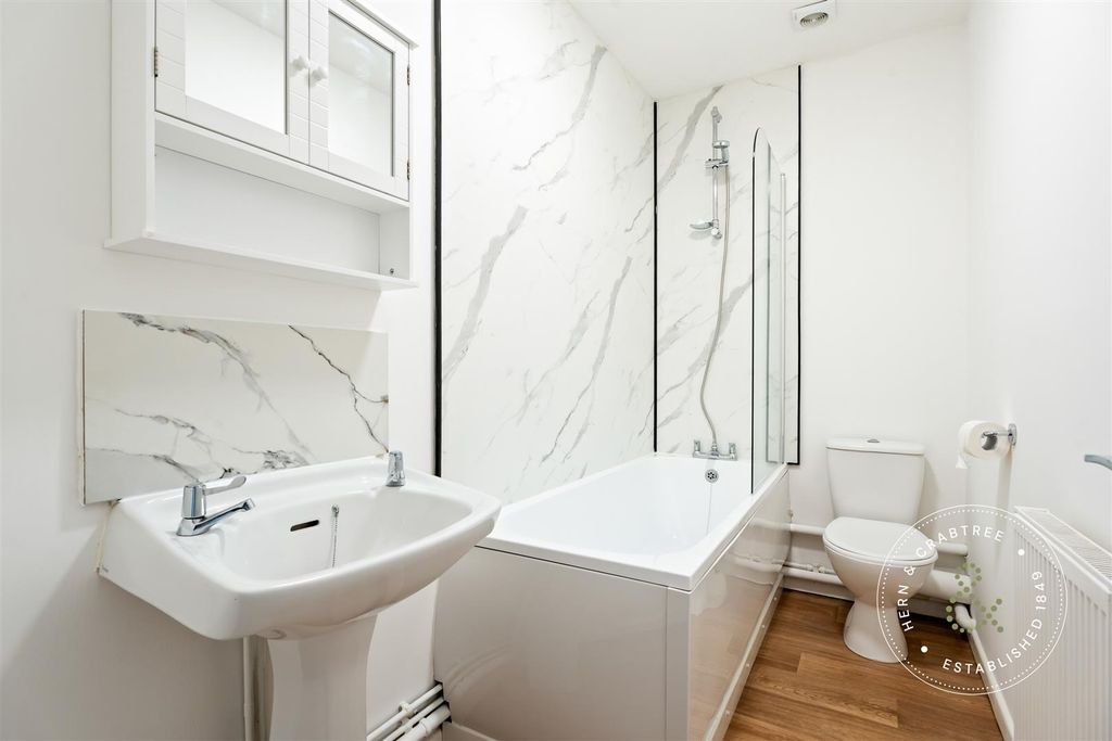 Property photo 1 of 10 Bathroom