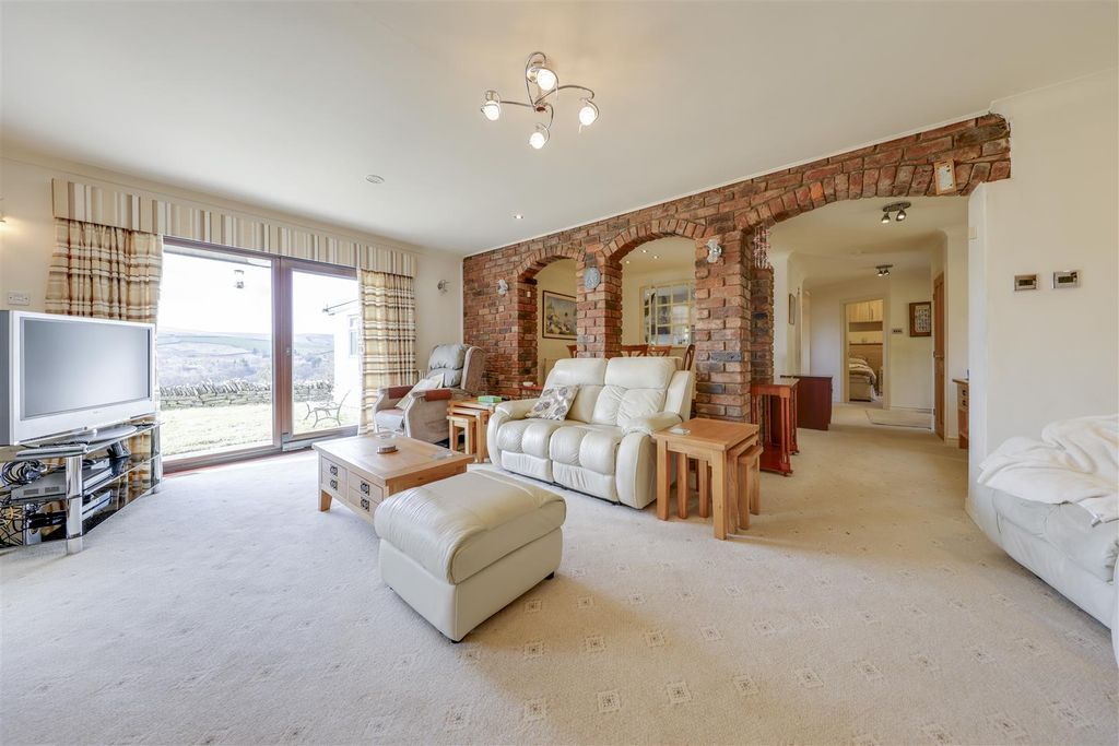 Property photo 2 of 45 Lounge Alt