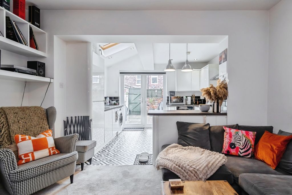 Property photo 2 of 24 Lounge