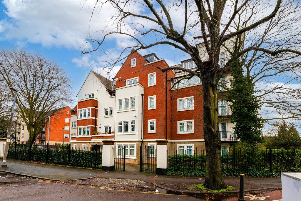 Property photo 1 of 17 Free Valuation