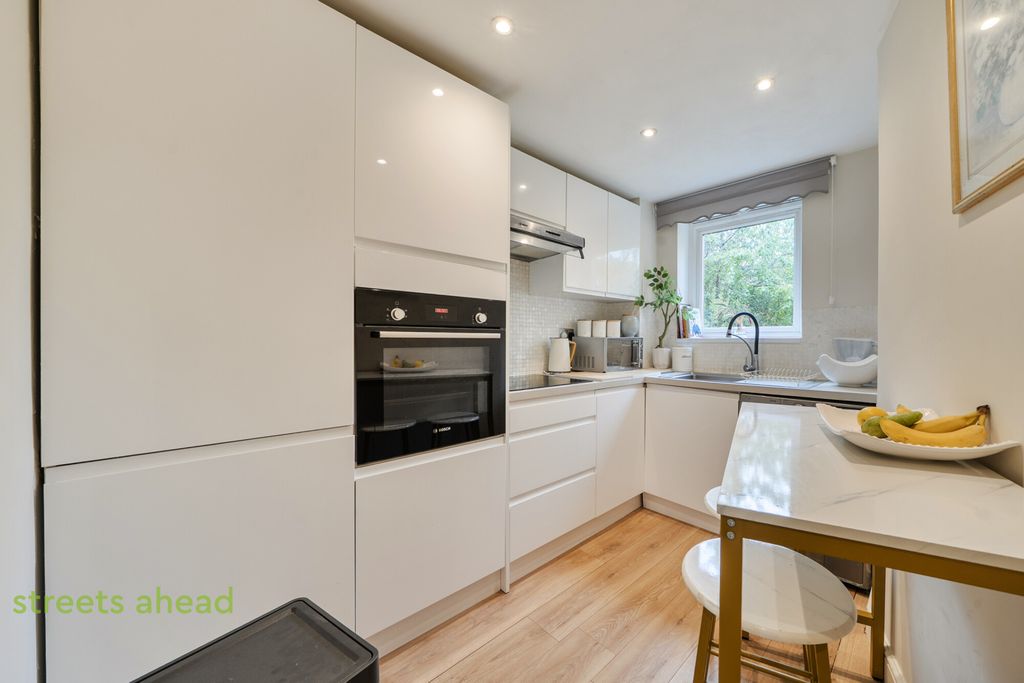 Property photo 1 of 18 4Cfa5c39-0167-416...