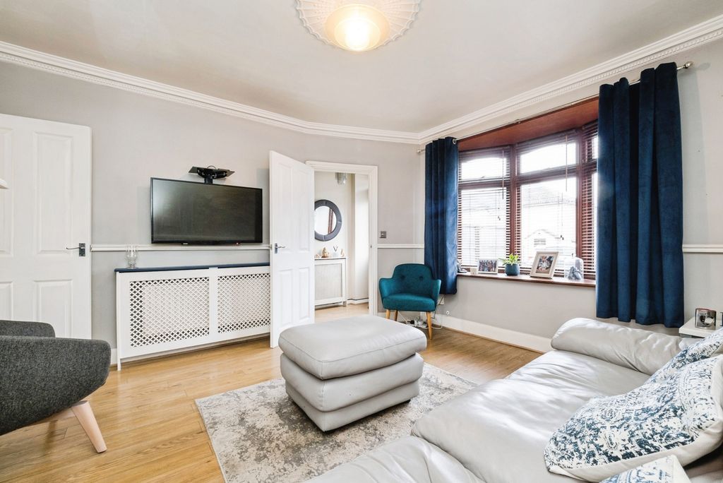 Property photo 2 of 19 Lounge