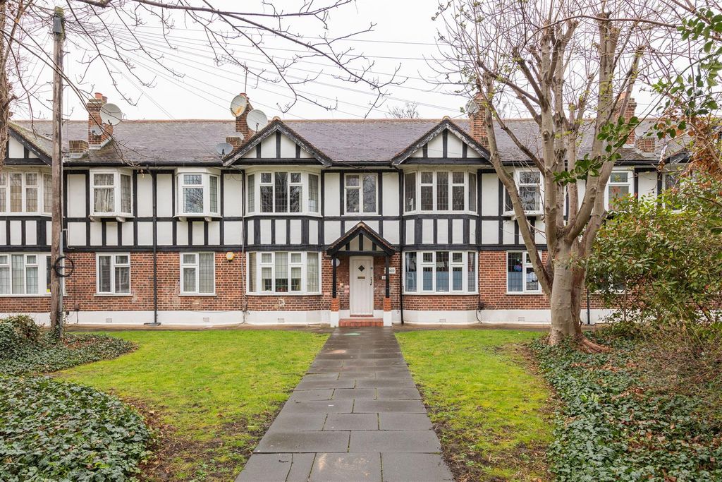 Property photo 1 of 13 Tudor Court, E17