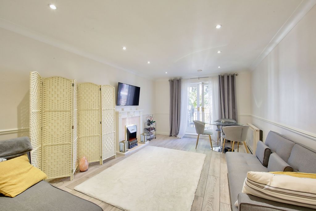 Property photo 2 of 9 Livingroom