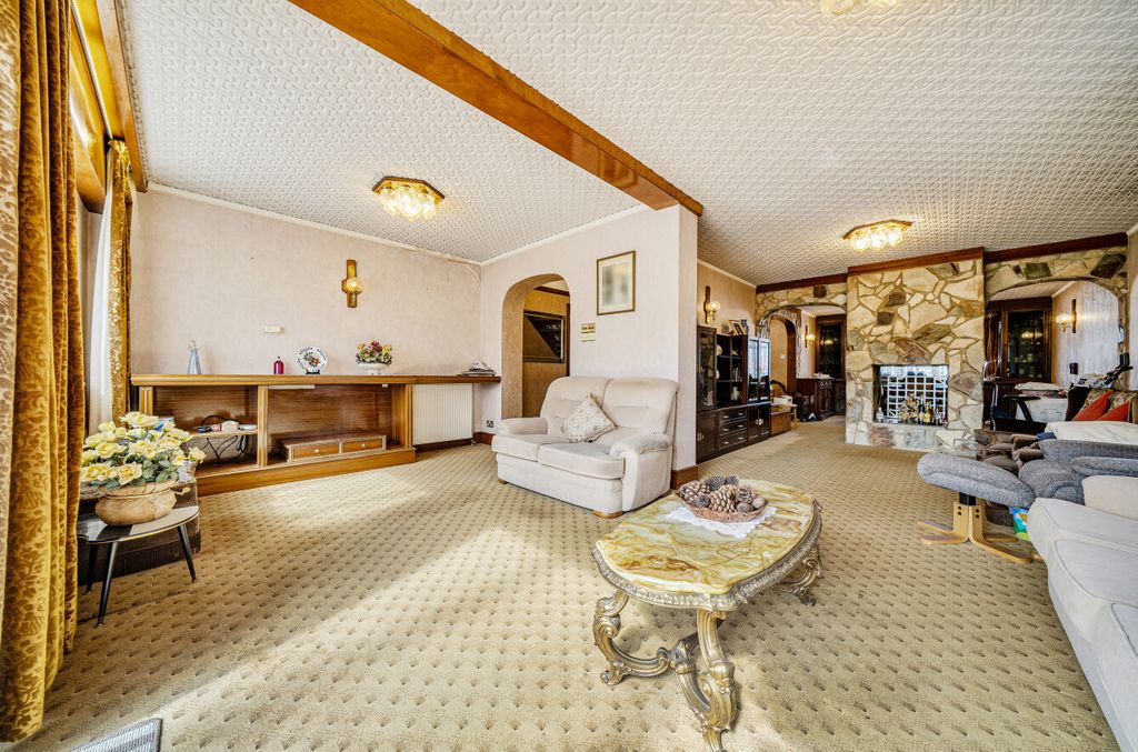 Property photo 3 of 14 Lounge2