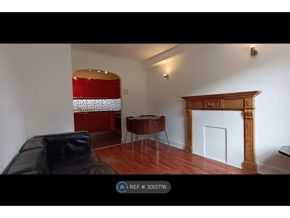 Property photo 1 of 13 Living Room