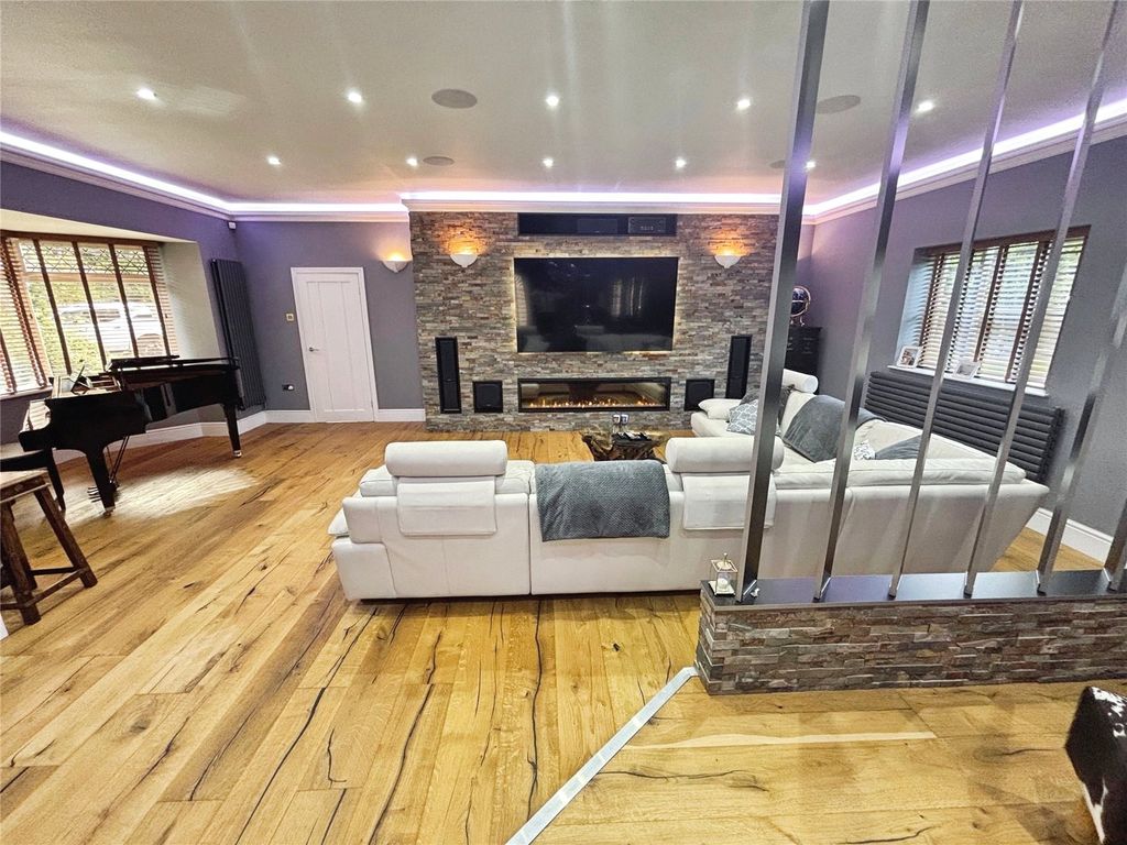 Property photo 2 of 31 Lounge