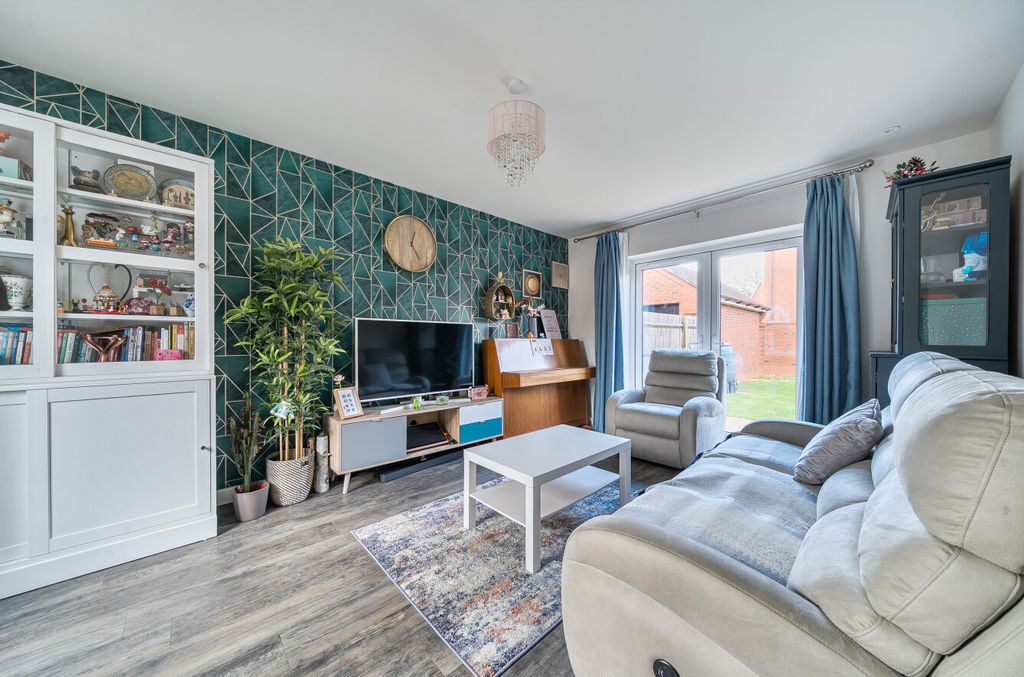 Property photo 2 of 13 1404888-15-697B6d...