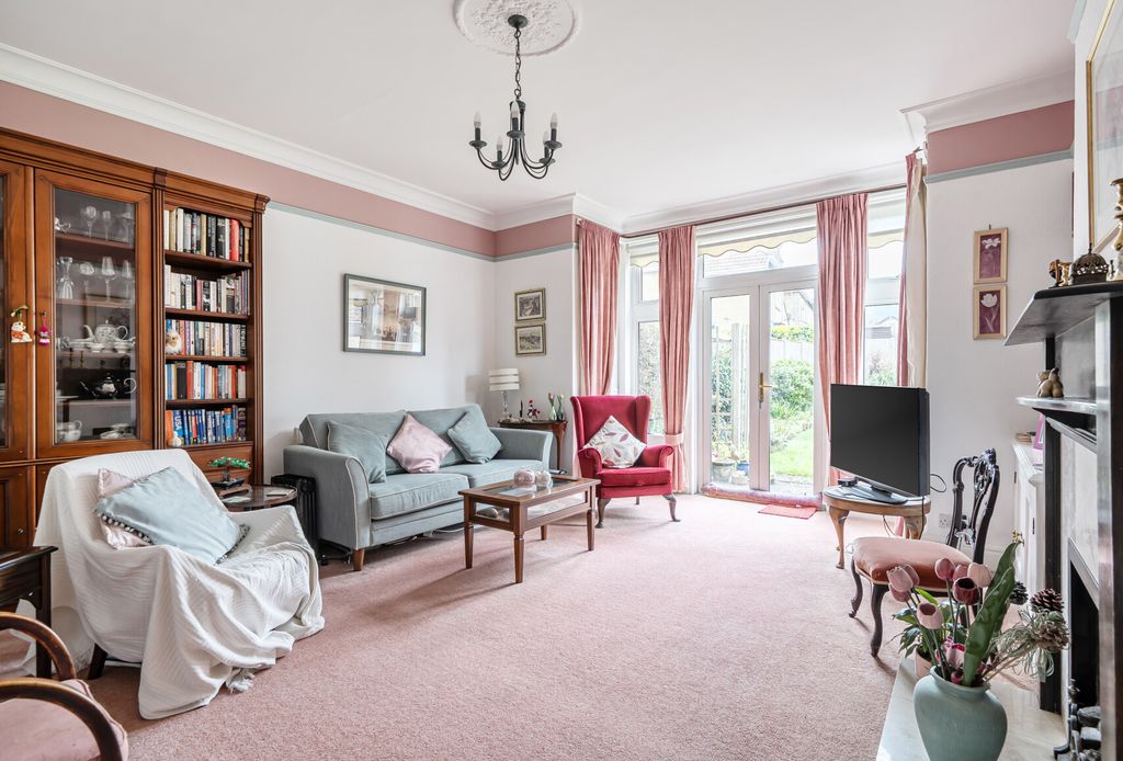 Property photo 2 of 18 Sitting Room