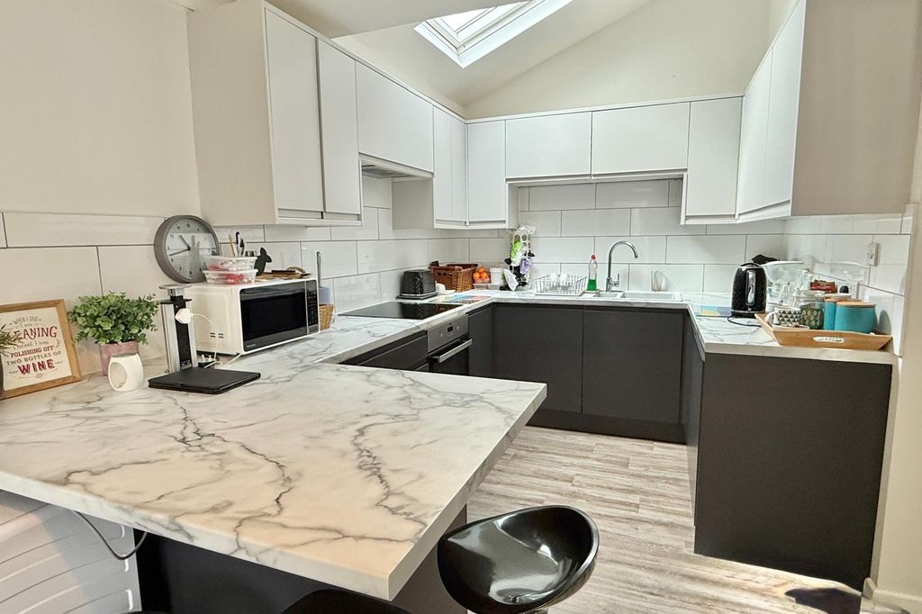 Property photo 1 of 15 Azalea Close Bungalow