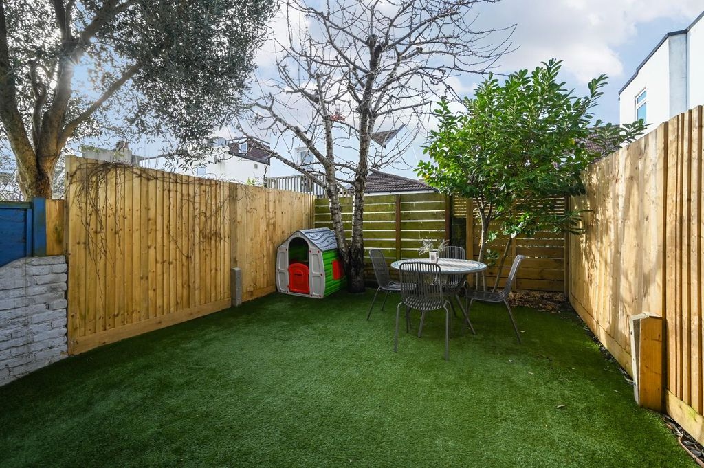 Property photo 3 of 22 38-Lennox-Rd-Bn3 (14).Jpg