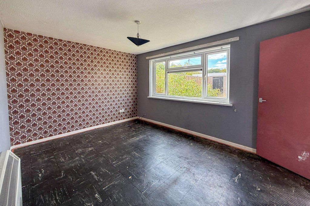 Property photo 2 of 20 9 Solent Gardens, Freshwater, Isle Of Wight, Po40 9Pn