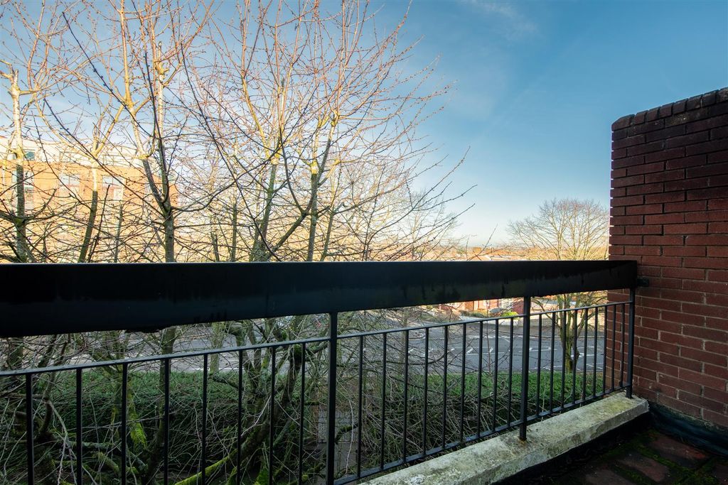 Property photo 2 of 12 Grange Gdns 11.Jpg