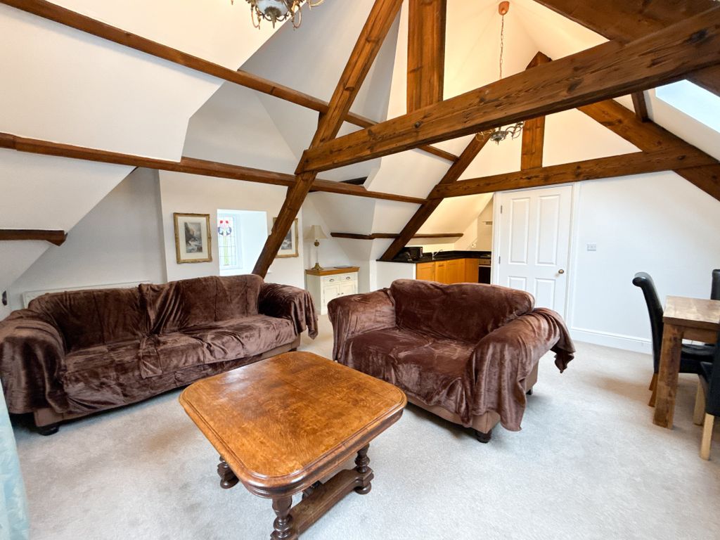 Property photo 2 of 32 Lounge