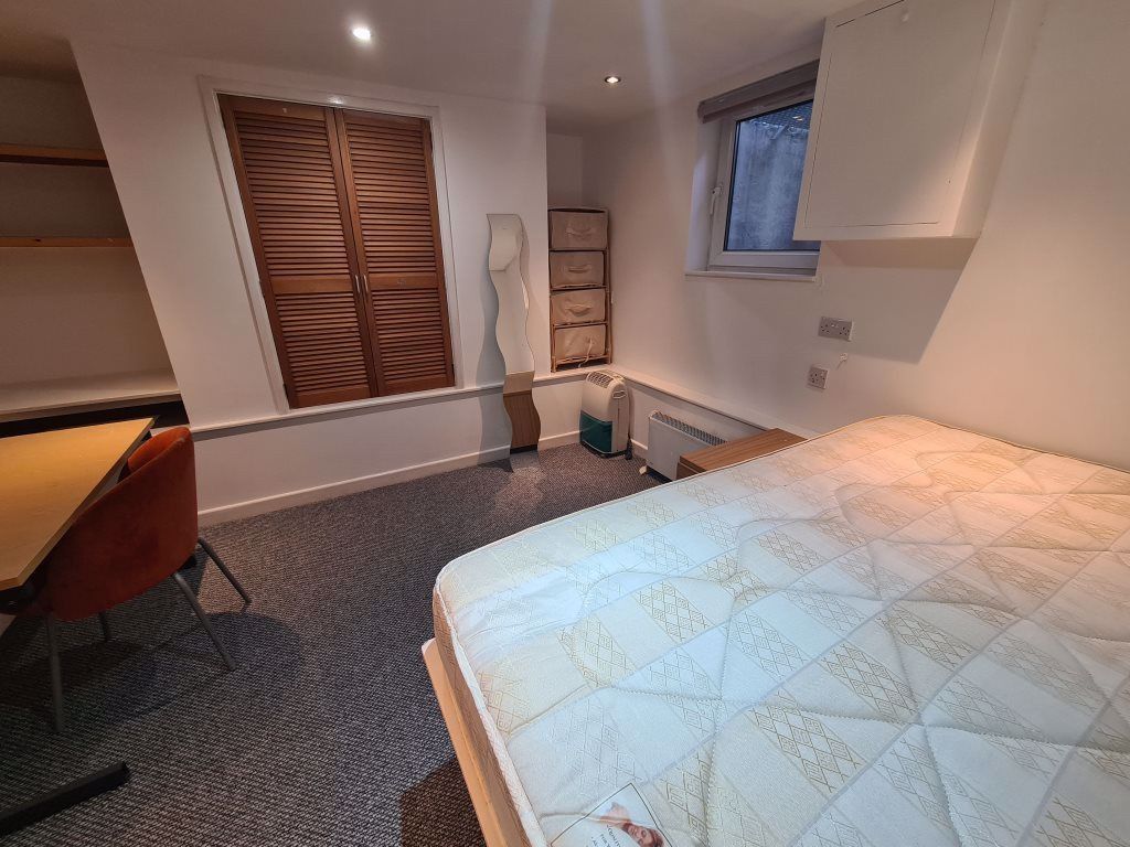 Property photo 1 of 28 A Well-Maintained Master Bedroom Featuring A Doubl...