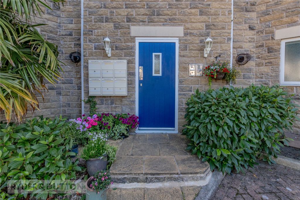 Property photo 3 of 15 Communal Door