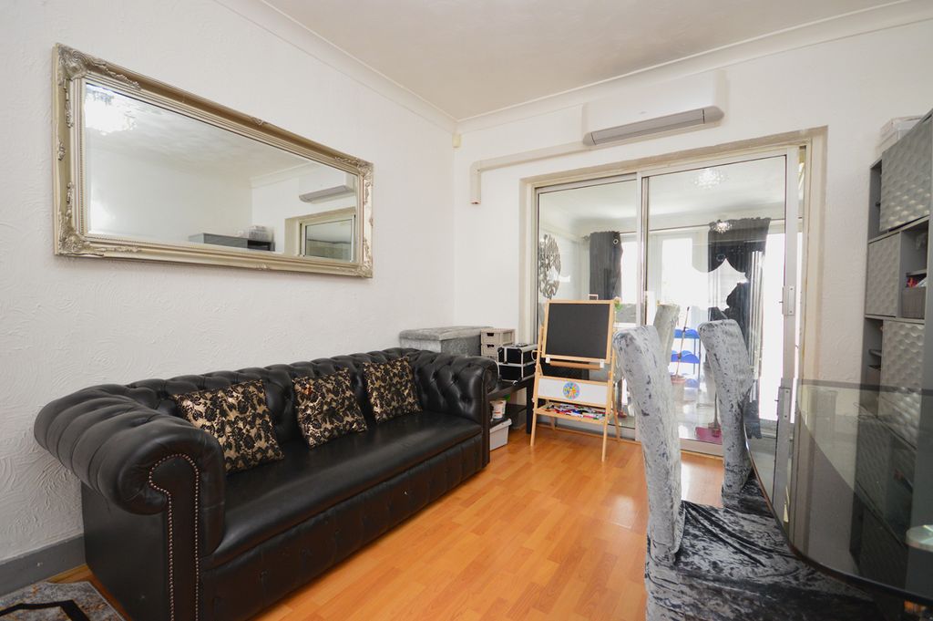 Property photo 3 of 11 Gallery