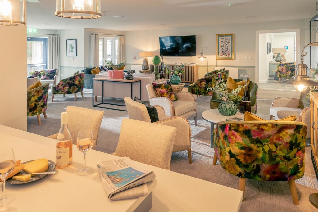 Property photo 1 of 11 Typical Communal Lounge