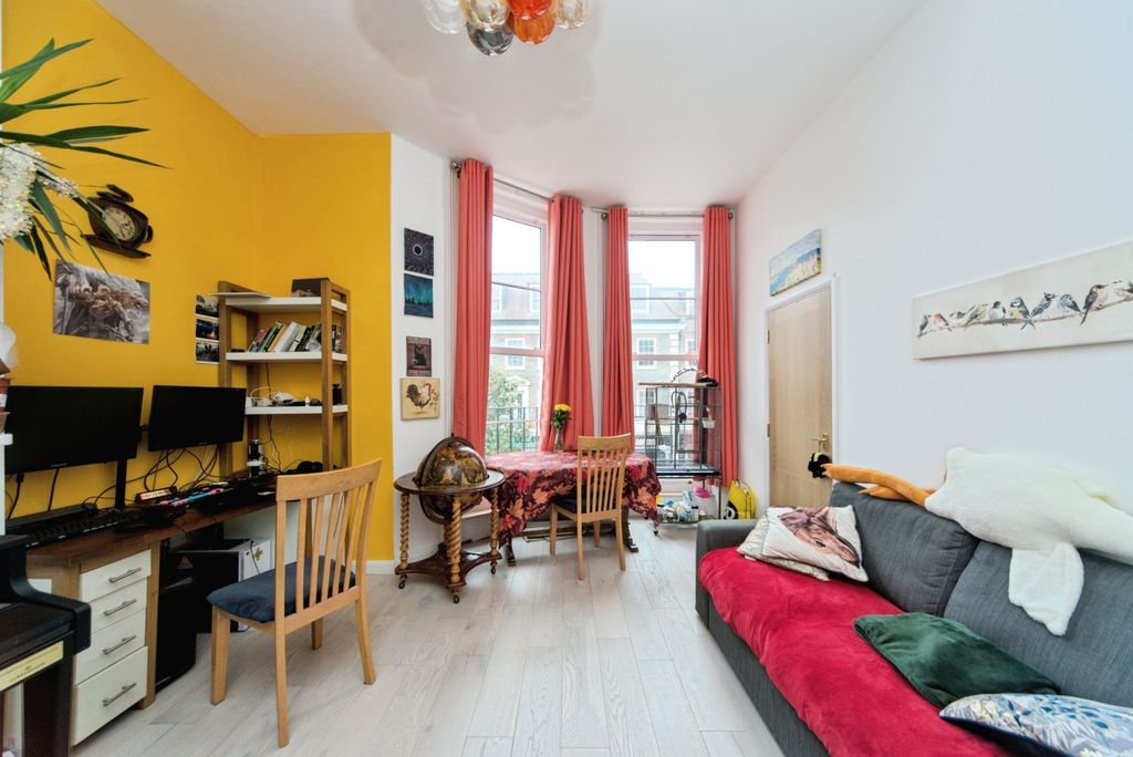 Property photo 1 of 18 Lounge