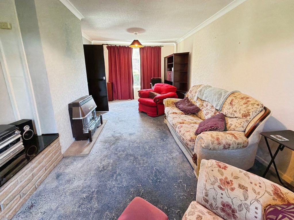 Property photo 3 of 13 Lounge