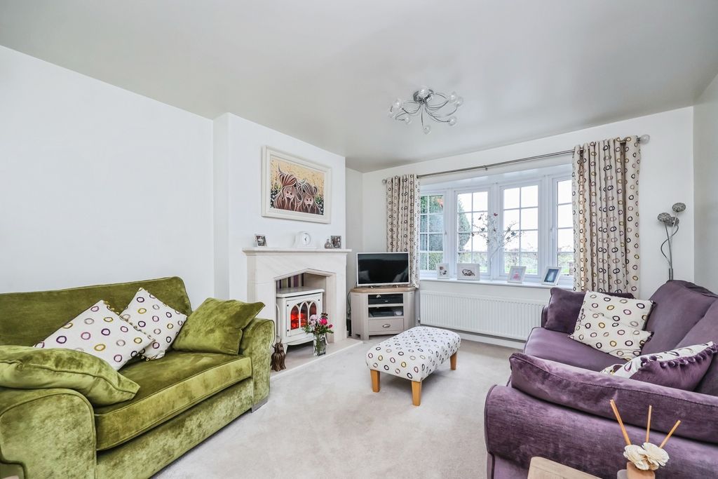 Property photo 2 of 18 Lounge