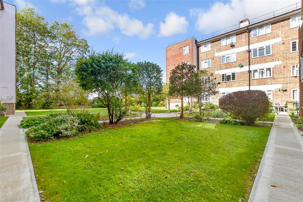 Property photo 2 of 9 Communal Gardens