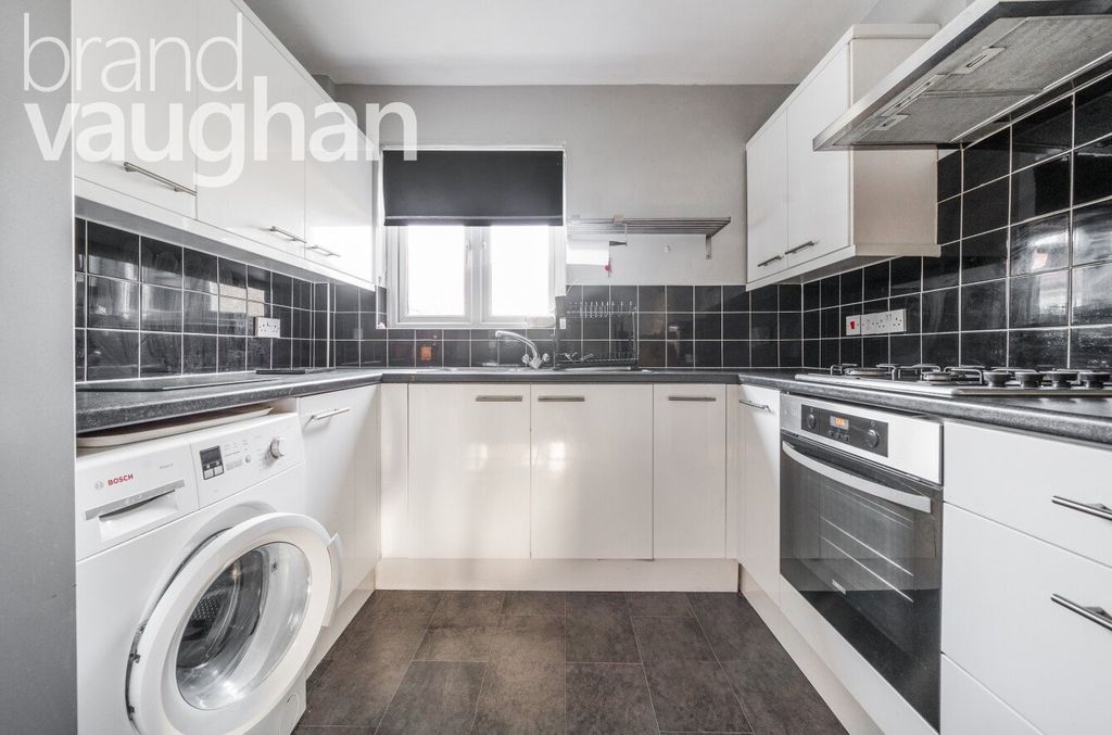 Property photo 2 of 10 Kitchen