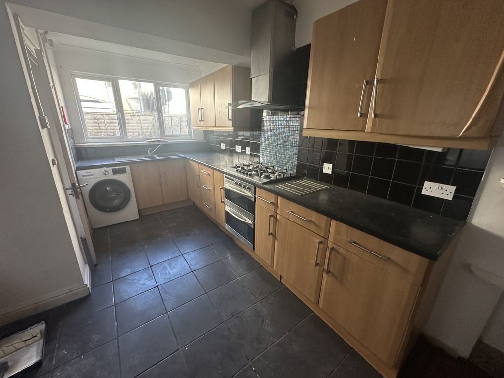 Property photo 2 of 10 Kitchen