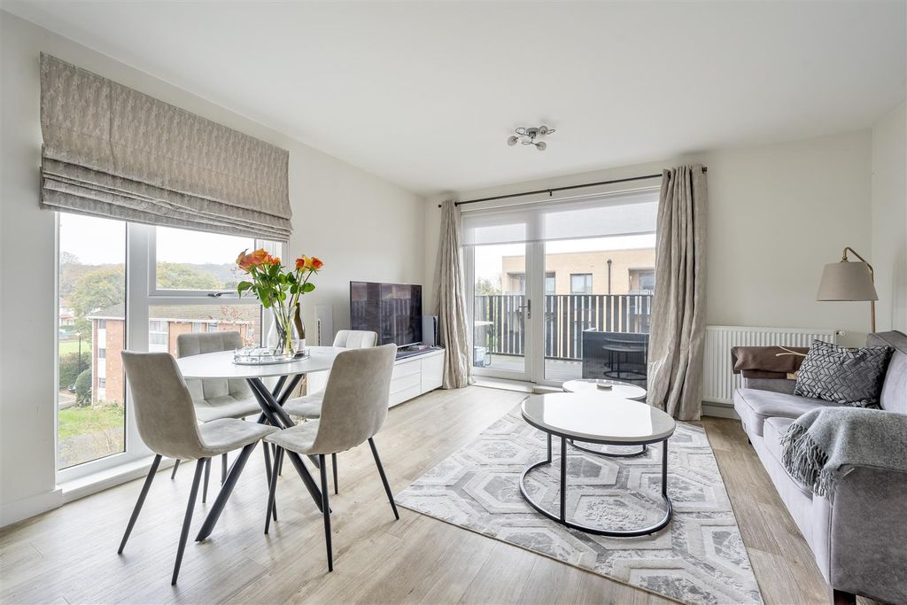 Property photo 2 of 18 Merriam Close, E4