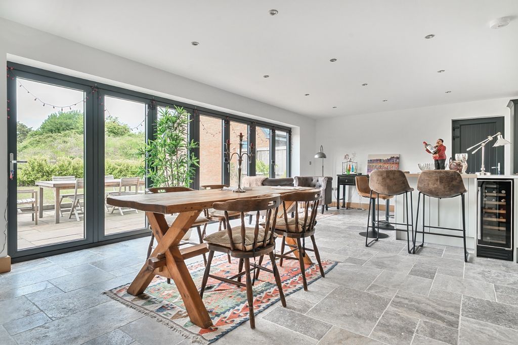 Property photo 2 of 26 3947672