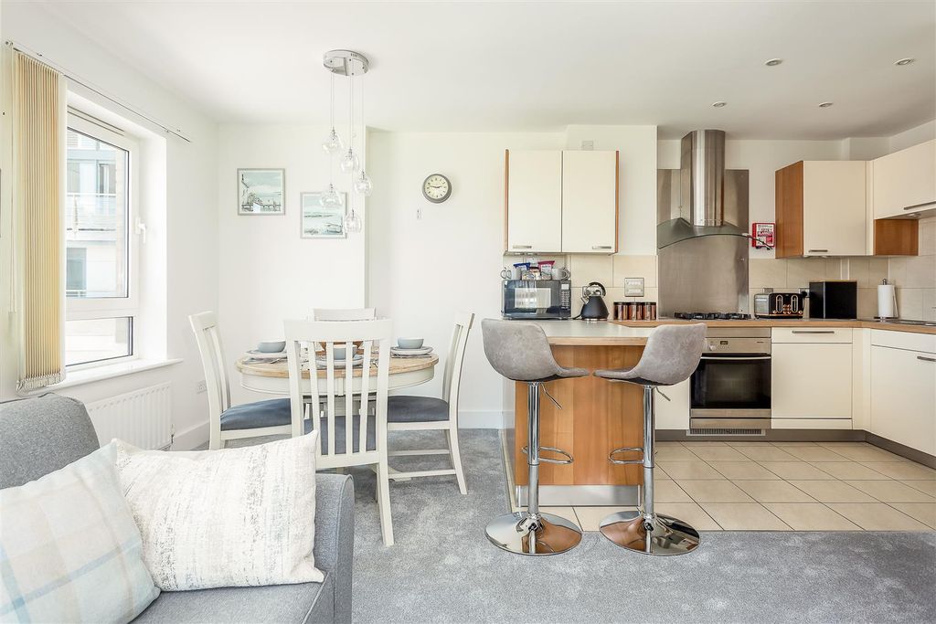 Property photo 1 of 19 88Dolphinquays-Ph15_Print.Jpg