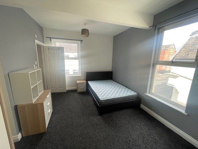 Property photo 1 of 4 37 Wakefield Road, Room 3