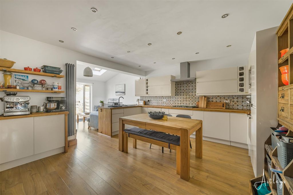 Property photo 3 of 20 Kitchen/Dining Room