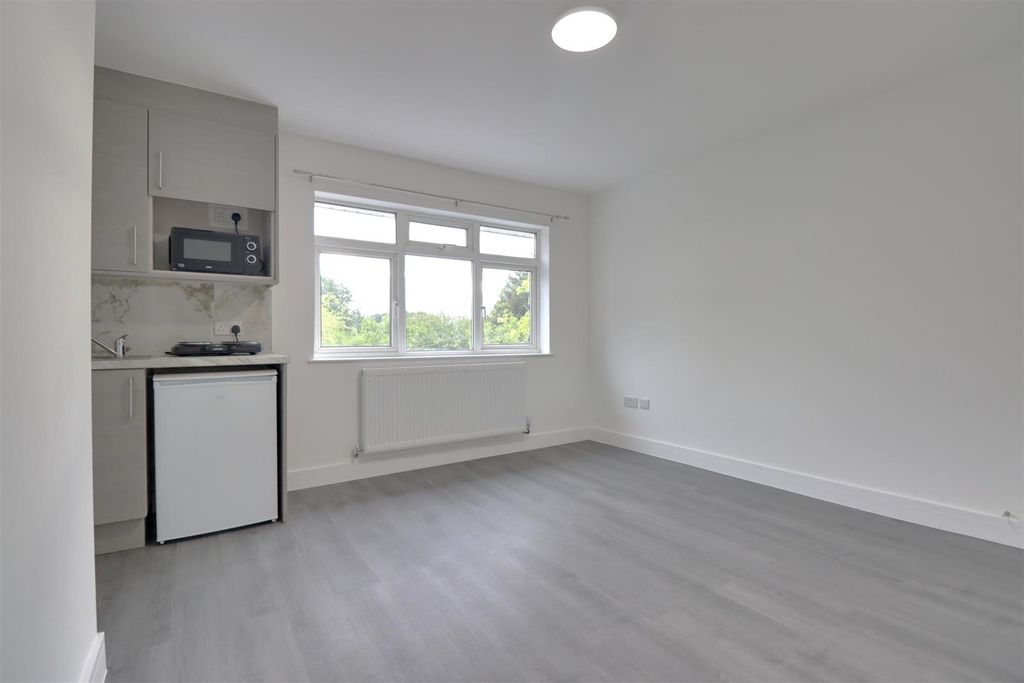 Property photo 1 of 4 Bed 4.Jpg