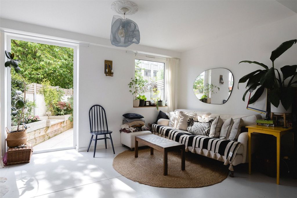 Property photo 1 of 11 Longman House E2