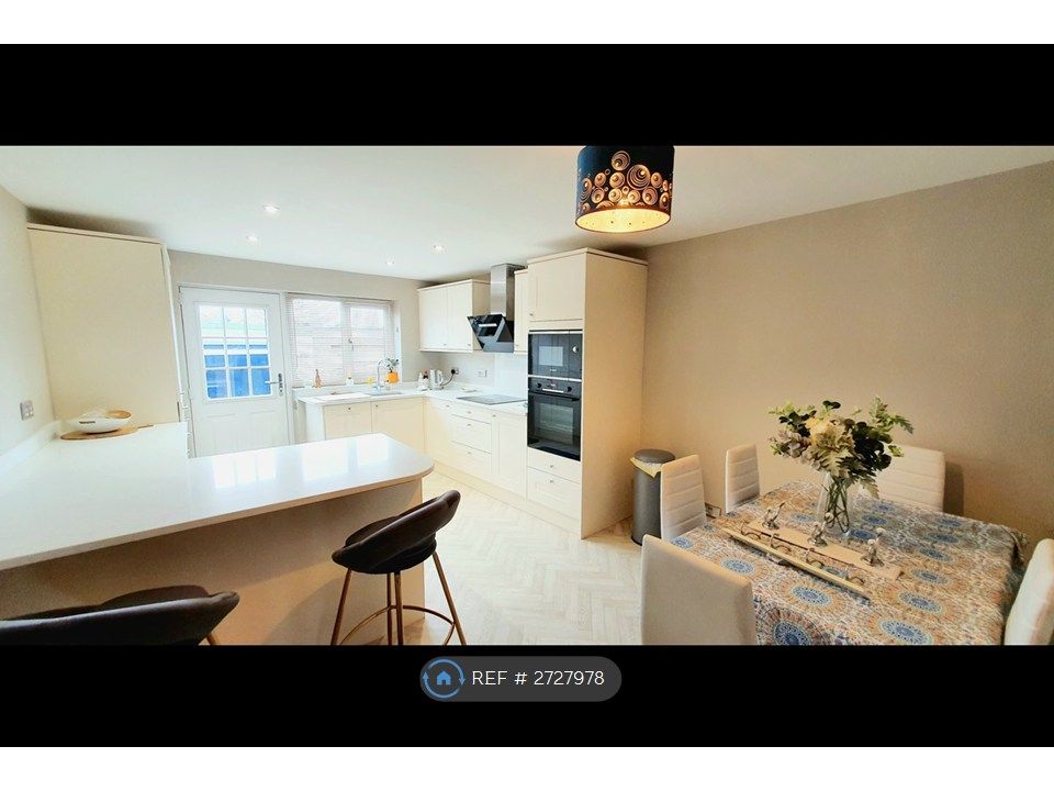 Property photo 1 of 17 Breakfast Bar /Dining Table