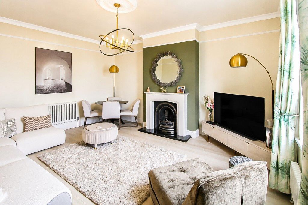 Property photo 3 of 11 Lounge