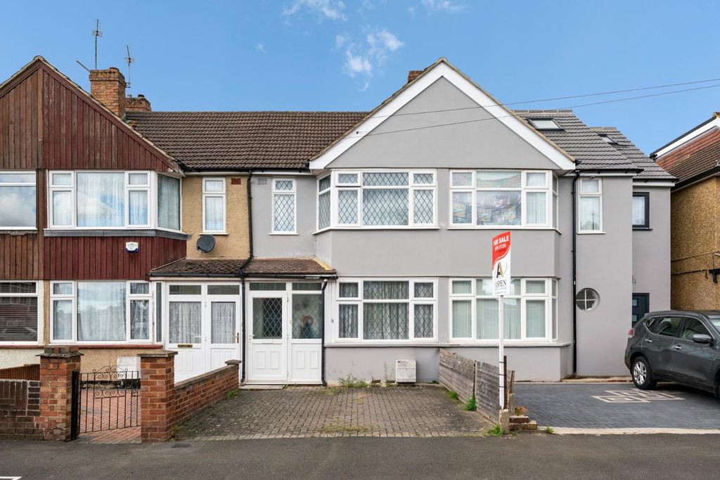 Property photo 1 of 18 5 Caravan Avenue Tw13019.Jpg