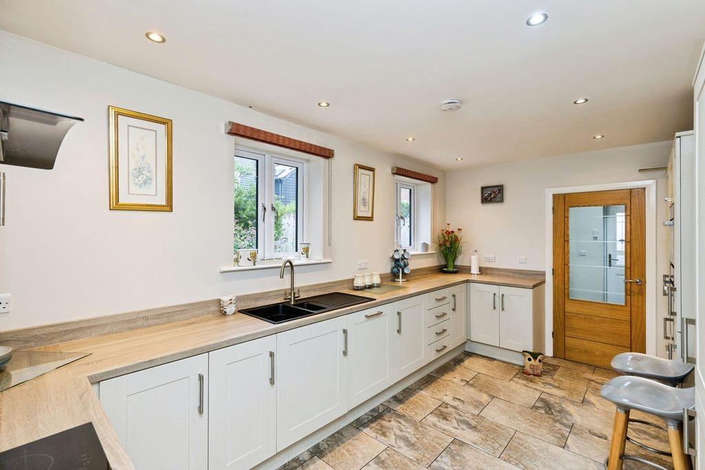 Property photo 2 of 21 Kitchen