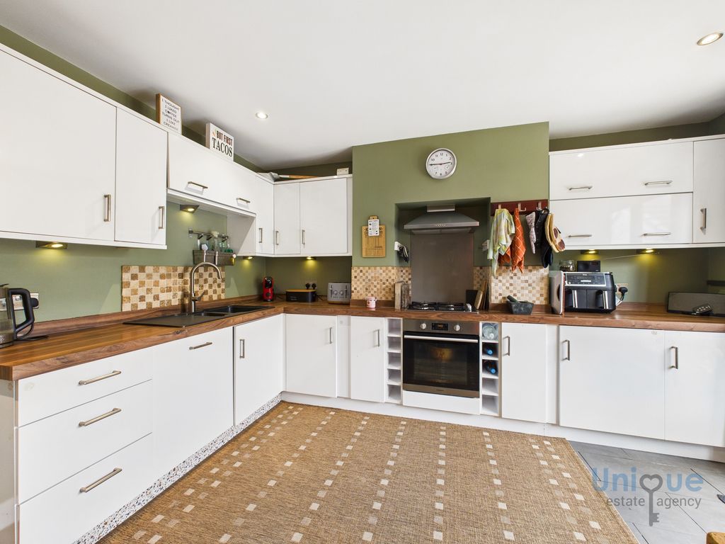 Property photo 3 of 27