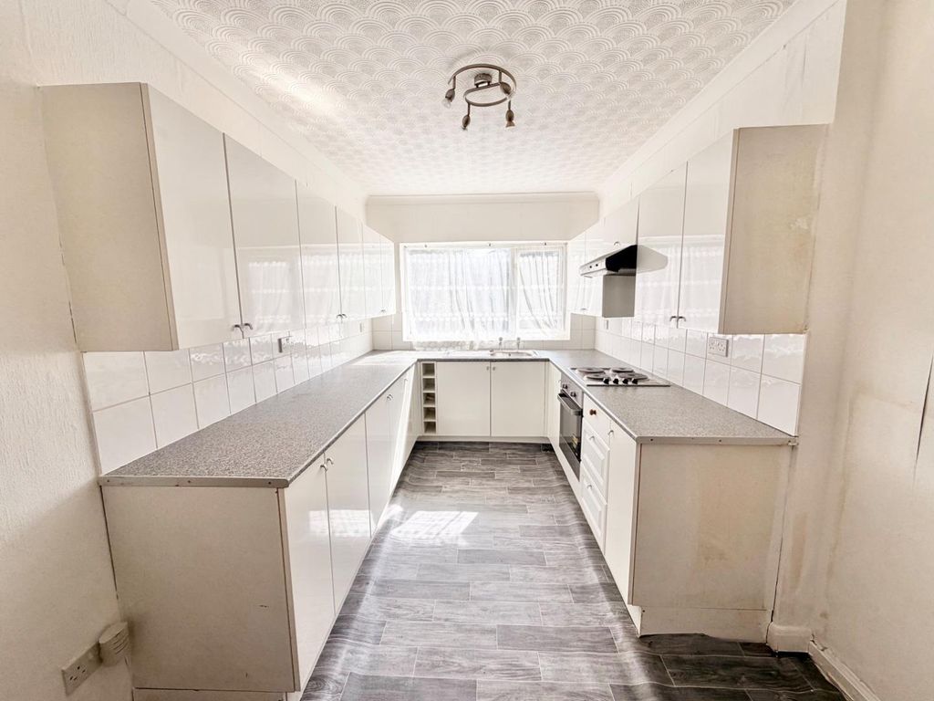 Property photo 3 of 11 Kitchen