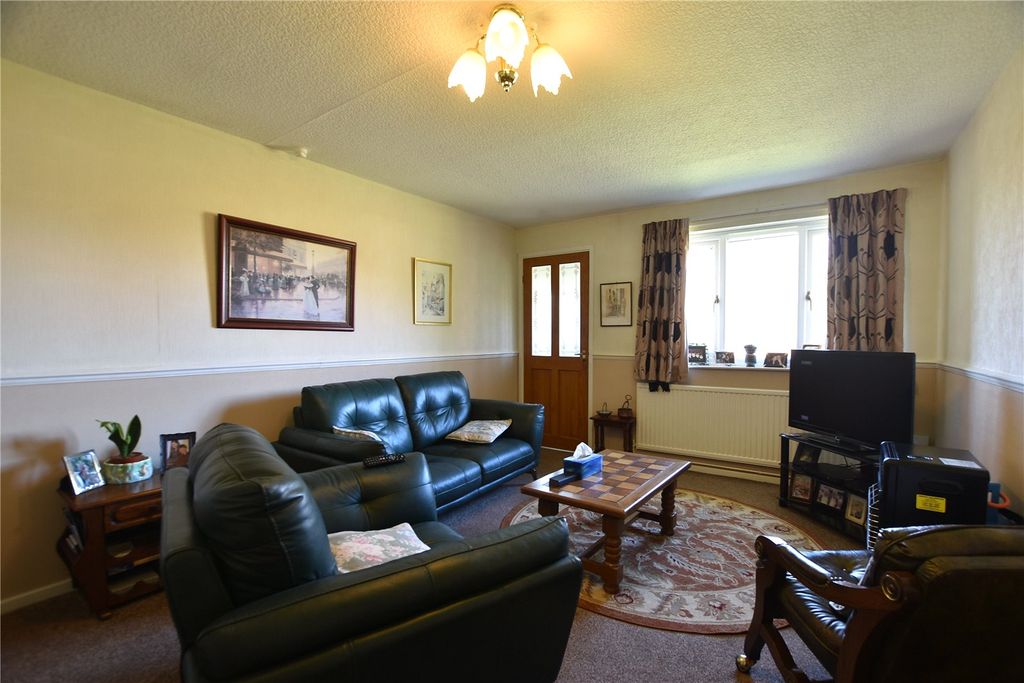 Property photo 3 of 12 Lounge