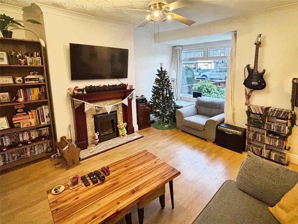 Property photo 2 of 11 Lounge