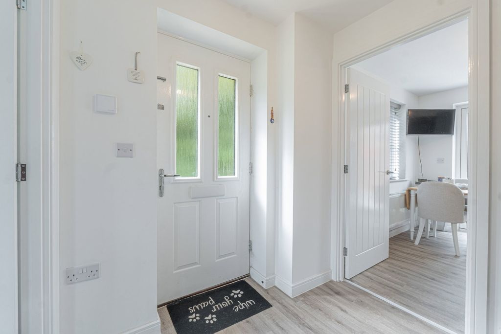 Property photo 2 of 32