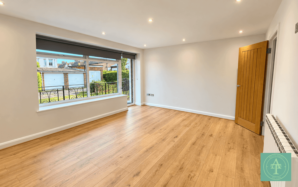Property photo 1 of 6 2 Bed Flat